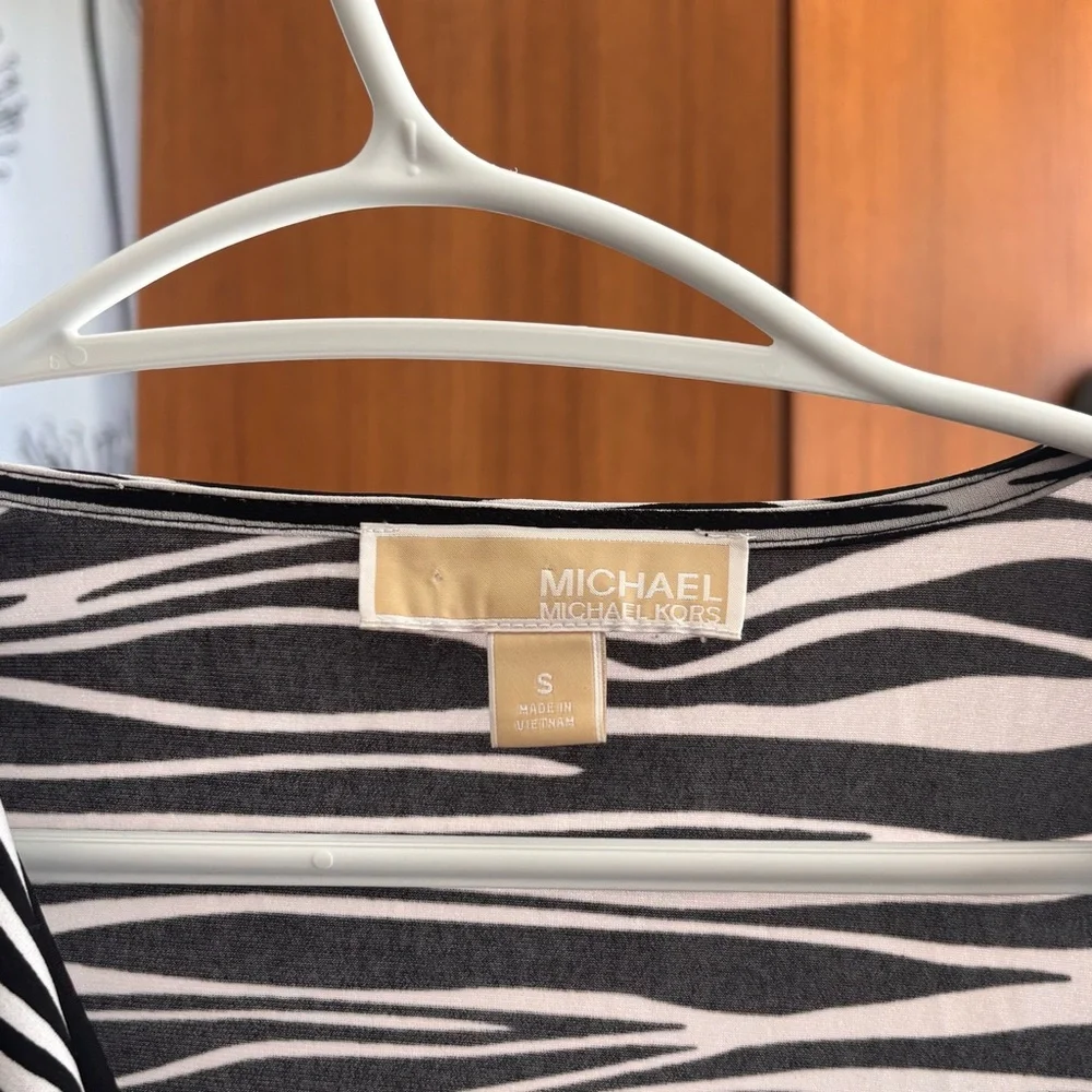 MICHAEL Michael Kors Black White Abstract Zebra Cowl Neck Top Size S - Picture 3 of 5